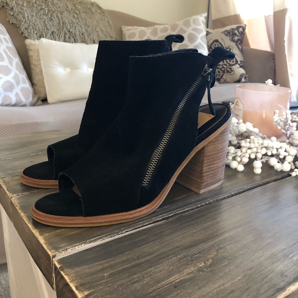 Dolce Vita Black peep toe booties